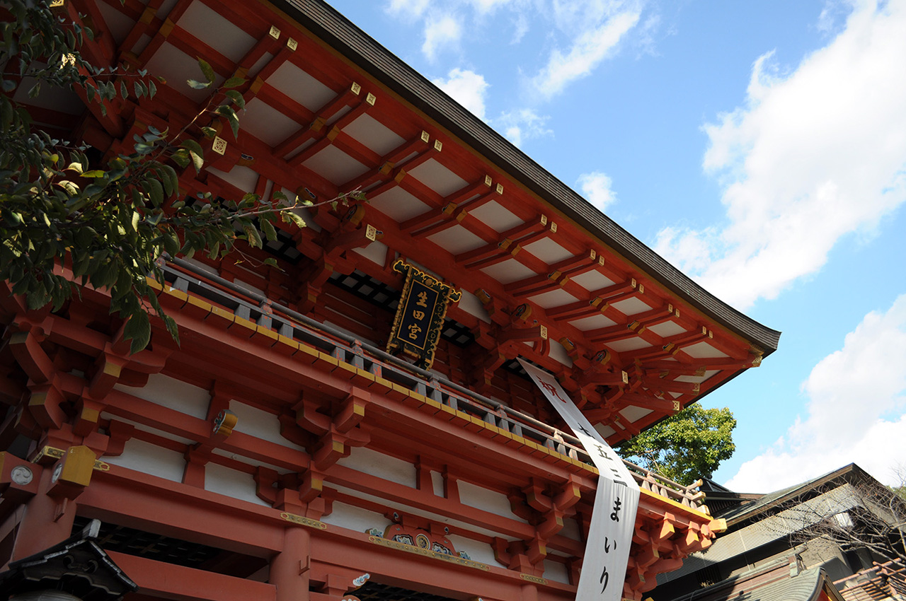 神戸の最も大きな繁華街である「三宮」の地名は、この八社の一つ「三宮神社」が由来なのです。