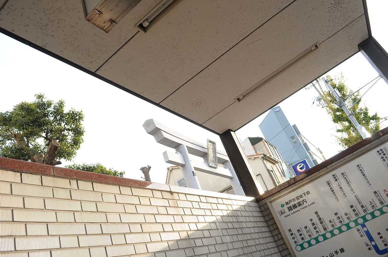 地下鉄大倉山駅の入り口です。鳥居が見えます。