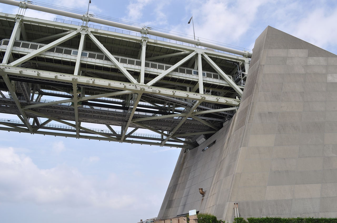 明石海峡大橋は舞子公園の真上を通っているので、真下から間近に大迫力な姿を見ることができます。