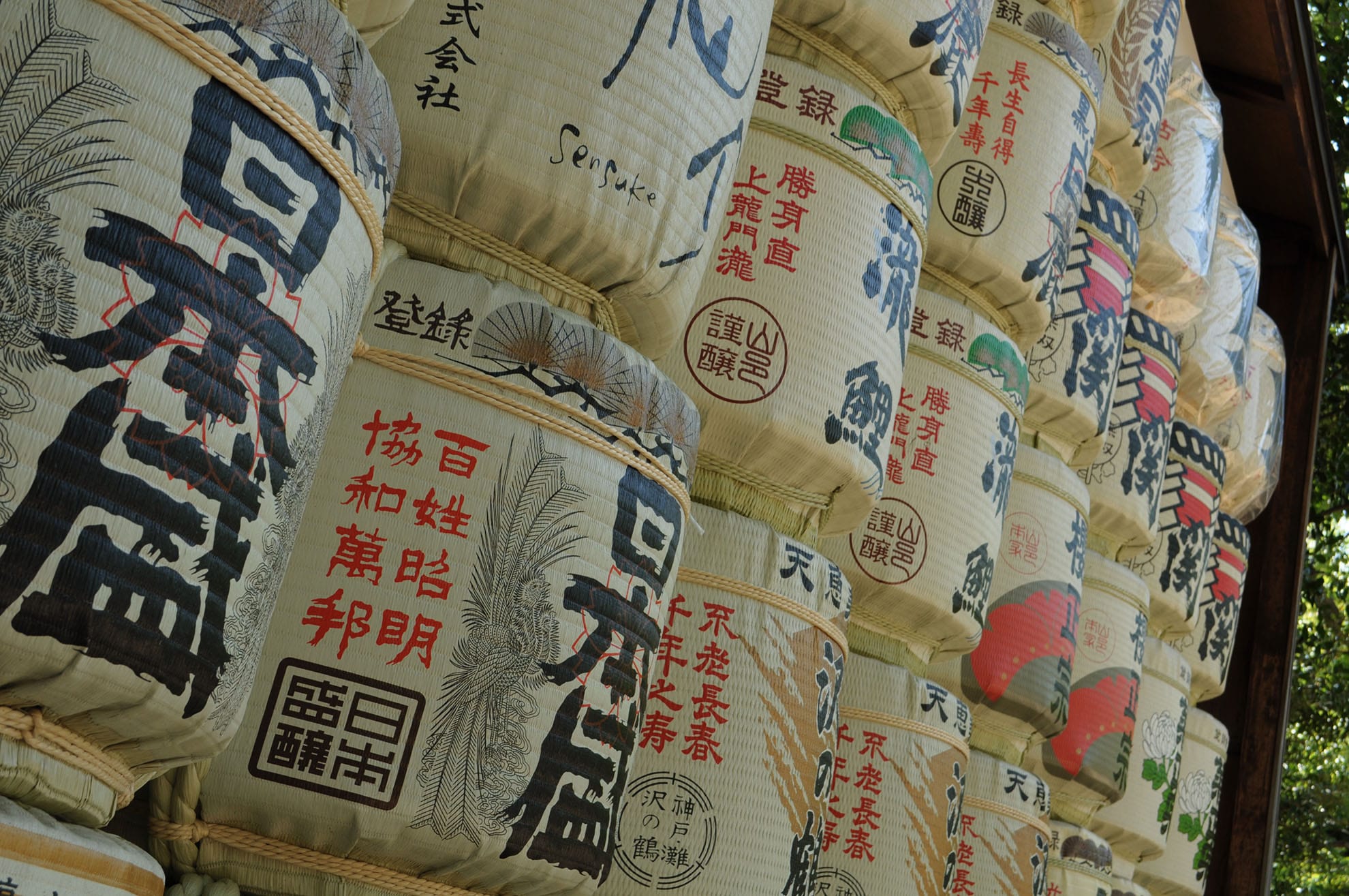 神社に奉納されたお酒。流石に酒どころ神戸です。