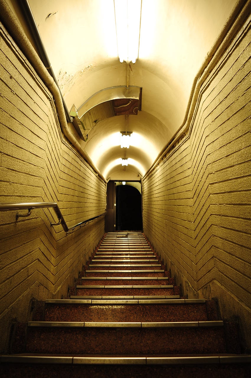 夜のガリバートンネルの通路