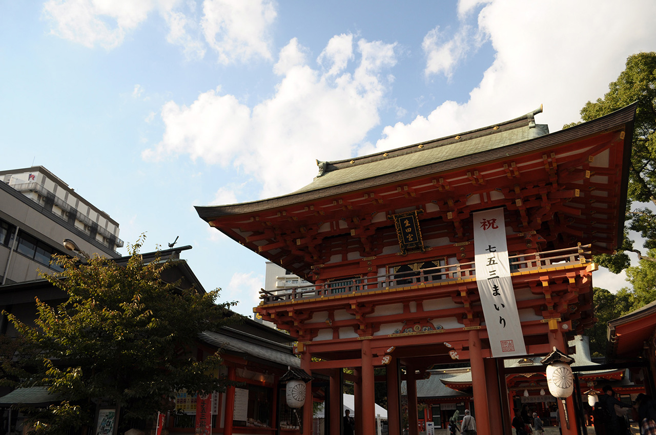 八社を巡る前に、大氏神である生田神社を参拝します。