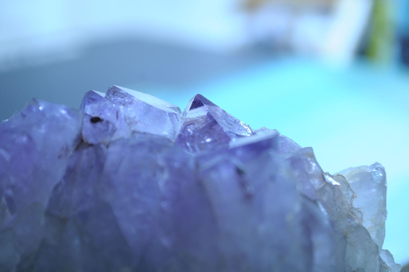 石の先にきれいな透明に結晶化された部分があります。