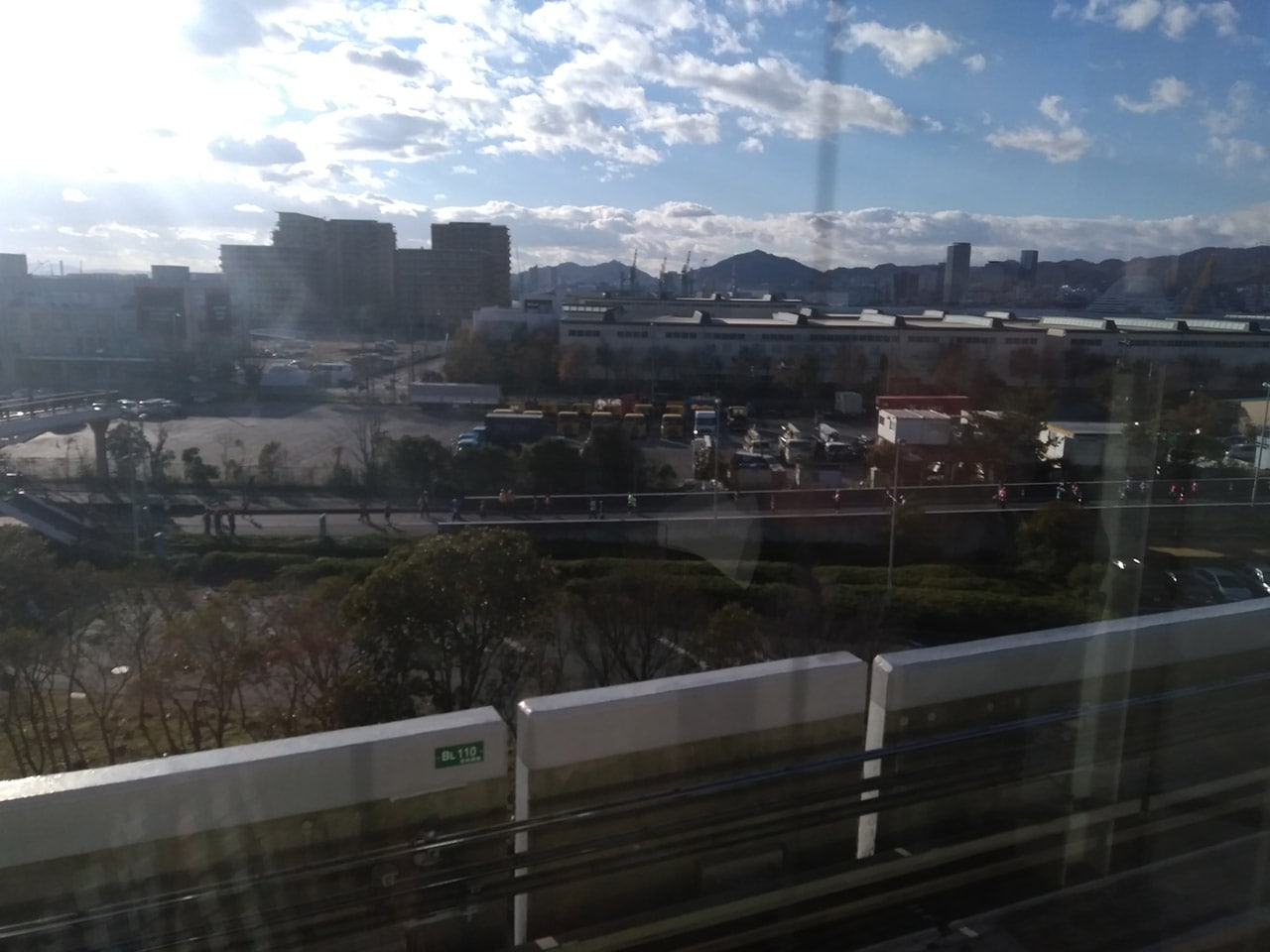 中公園駅から見える神戸マラソン参加のランナー達