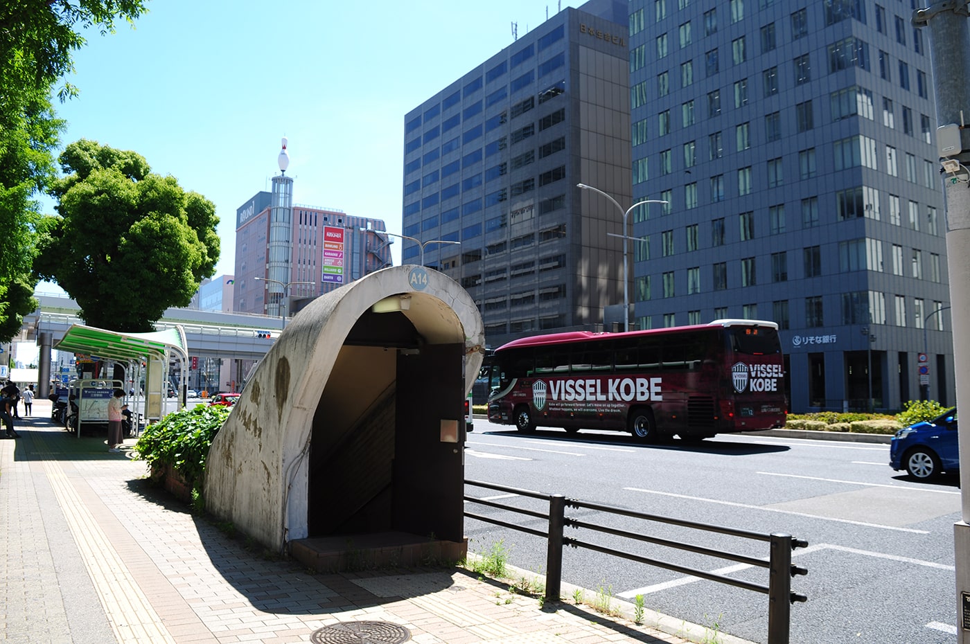 ガリバートンネルとヴィッセル神戸のバスとのツーショット