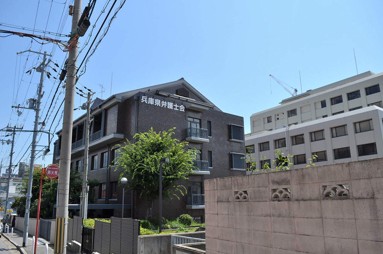 元々八宮神社があったと思われる、現在の兵庫県弁護士会館の建物。