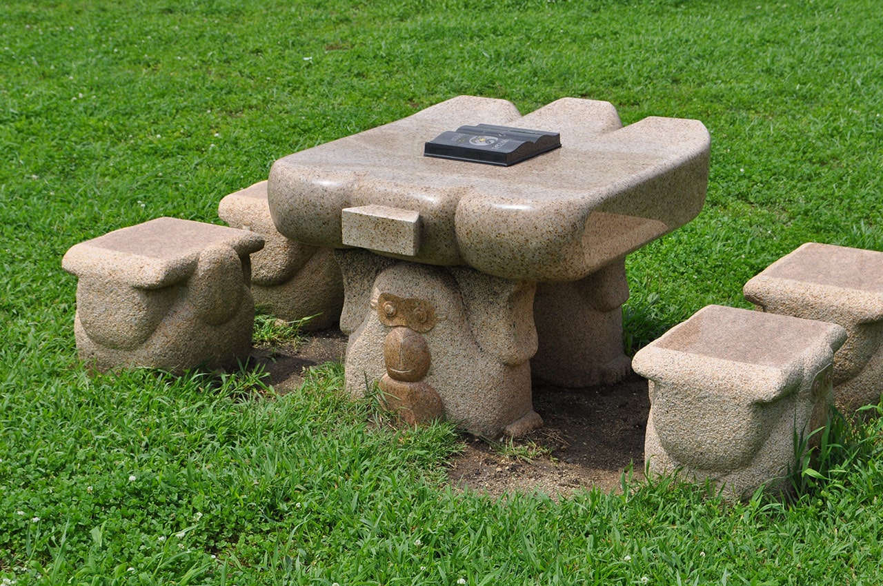 広場の真ん中に謎の彫刻が施された石のテーブルがありました。