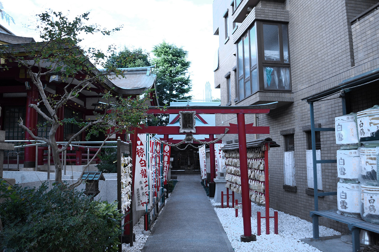 稲荷神社への参道の脇にいくかのオブジェが立ち並んでいます。