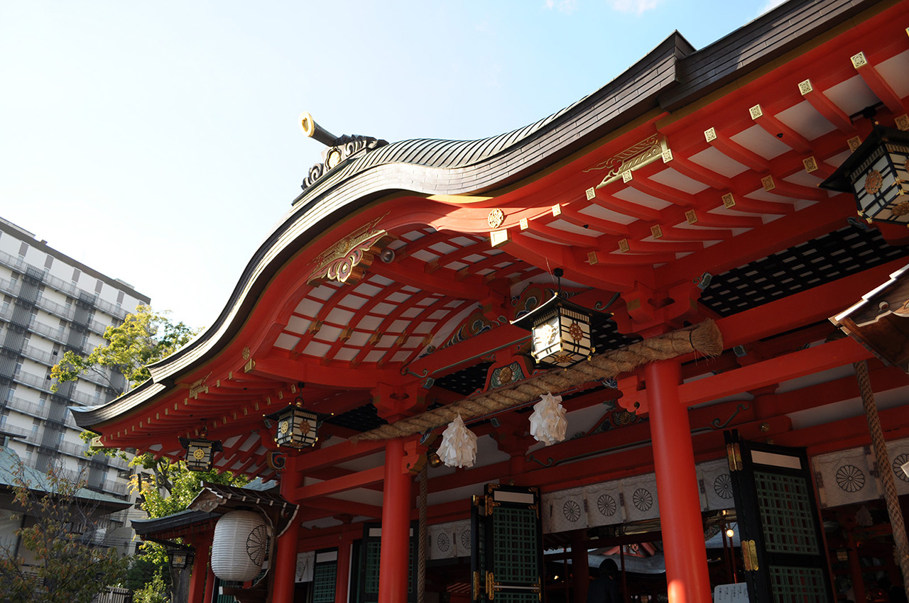 八社を巡る前に、大氏神である生田神社を参拝します。