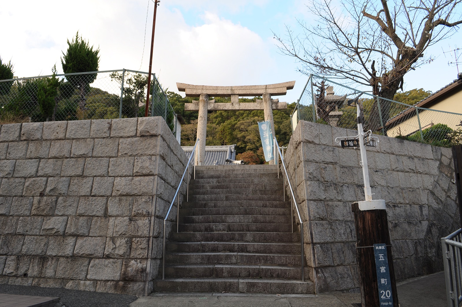 山の斜面に位置していて小路を縫うように坂道登りきると五宮神社の鳥居が見えてきます。