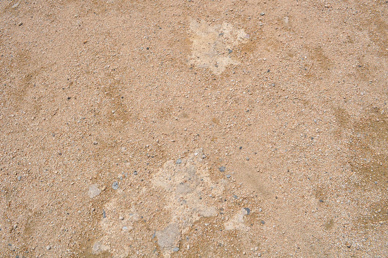 ちょうど中心のあたりでは、踏み固められているのか、砂が剥げている部分が確かにありました。
