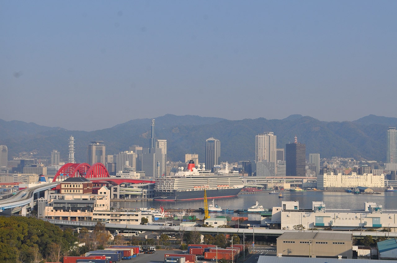 神戸大橋が小さく見える。